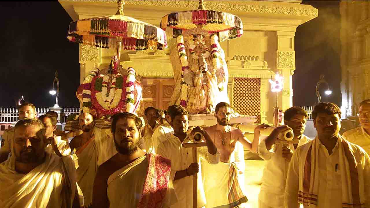 యాదాద్రి |స్వామి, అమర్వాల్‌ల తిరువీధి సేవోత్సవం