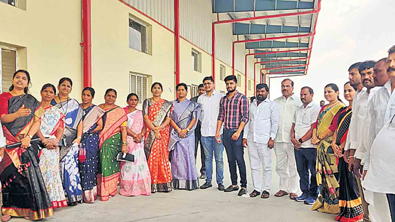 వంద శాతం ఉద్యోగాలు స్థానికులకే ఇవ్వాలి