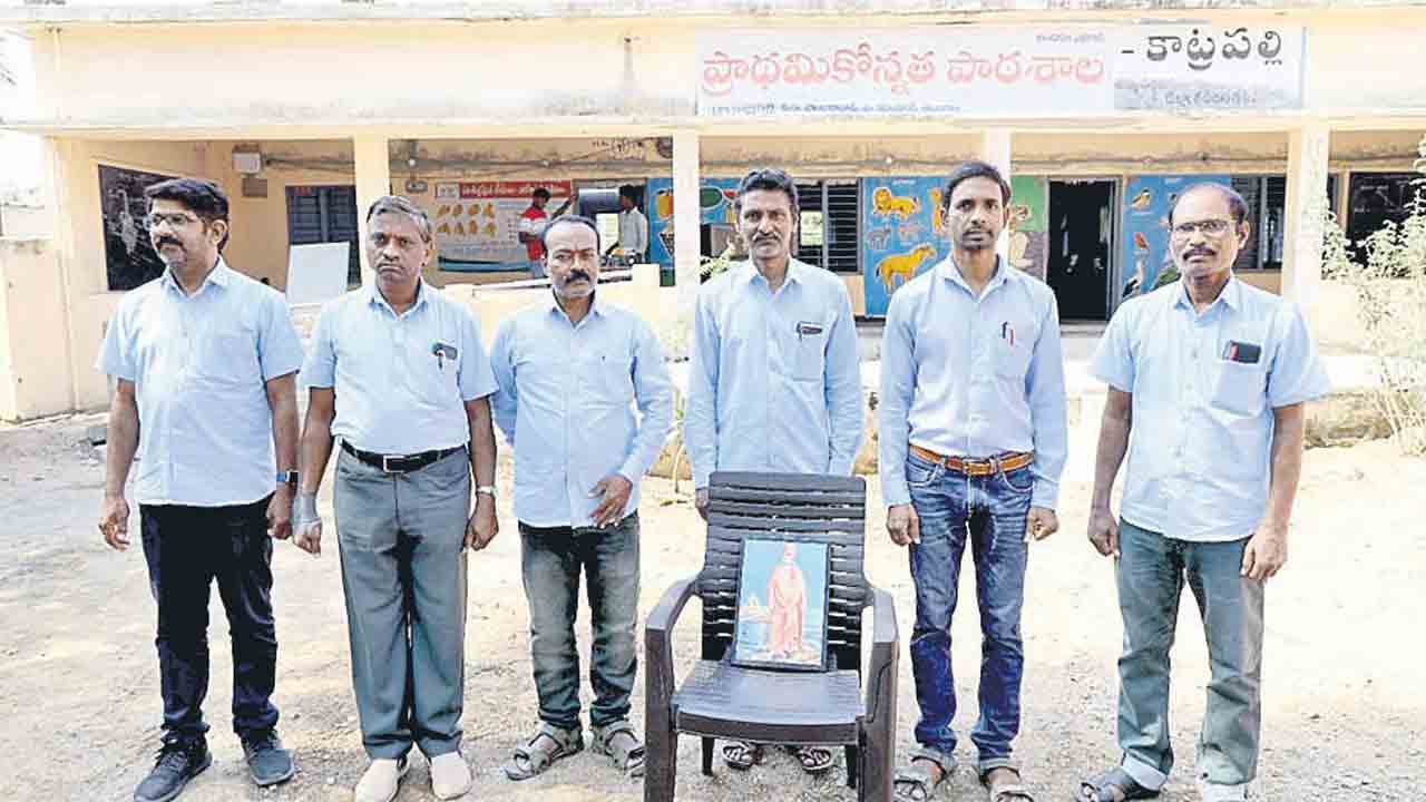 టీచర్స్‌ డ్రెస్‌ కోడ్‌