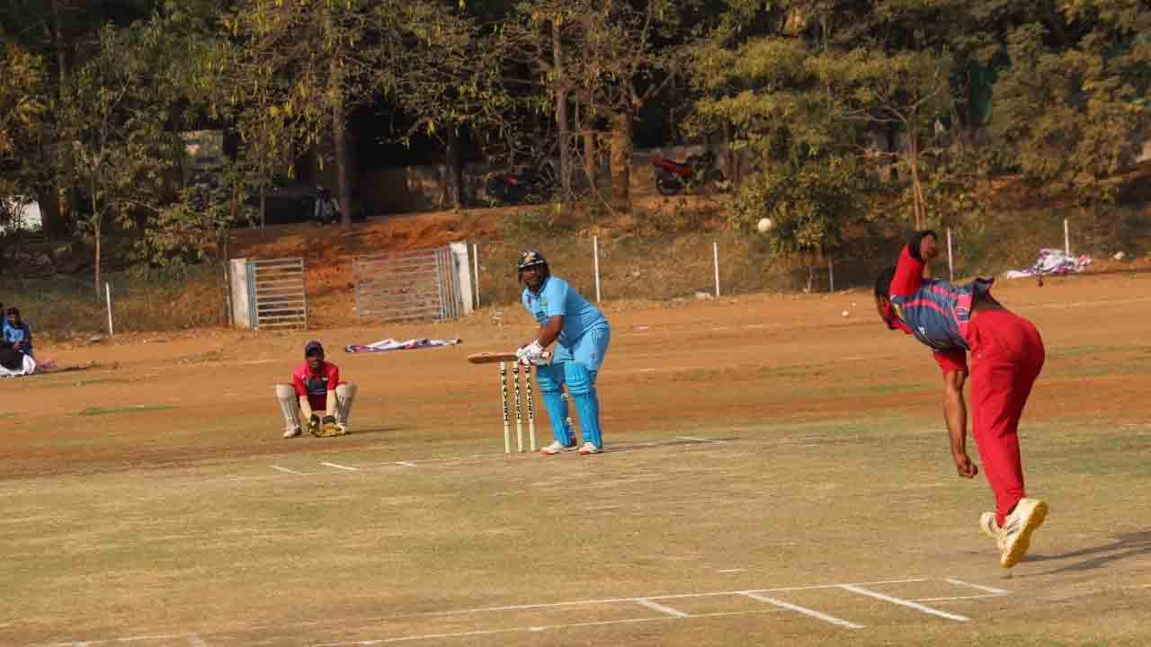 హోరా హోరీగా ఖమ్మం ప్రీమియర్‌ లీగ్‌