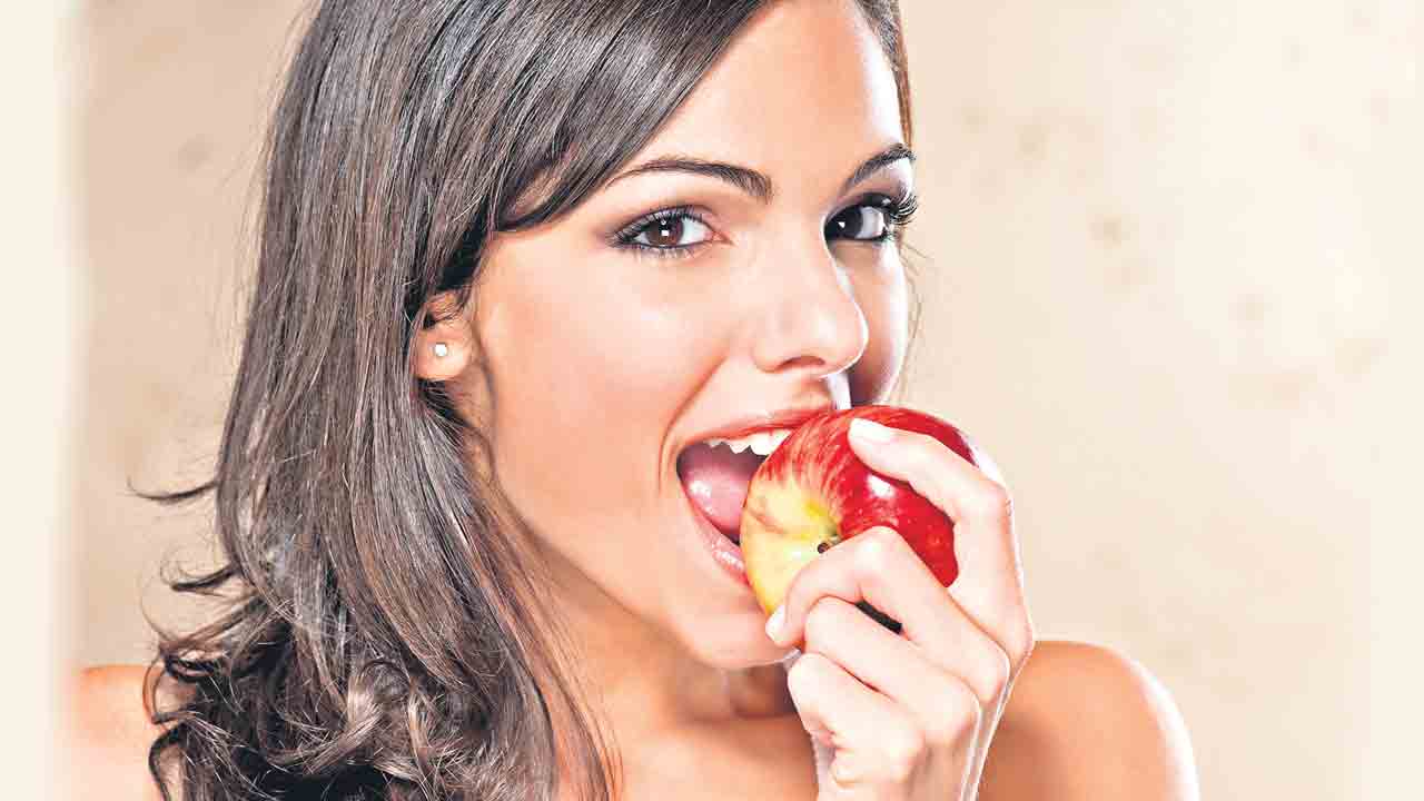 పండు తినడం.. ఓ కళ!