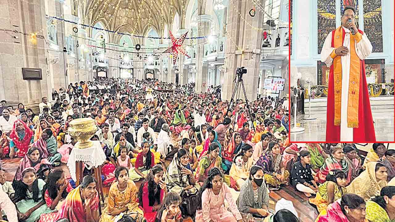 మెదక్‌ చర్చిలో భక్తుల సందడి