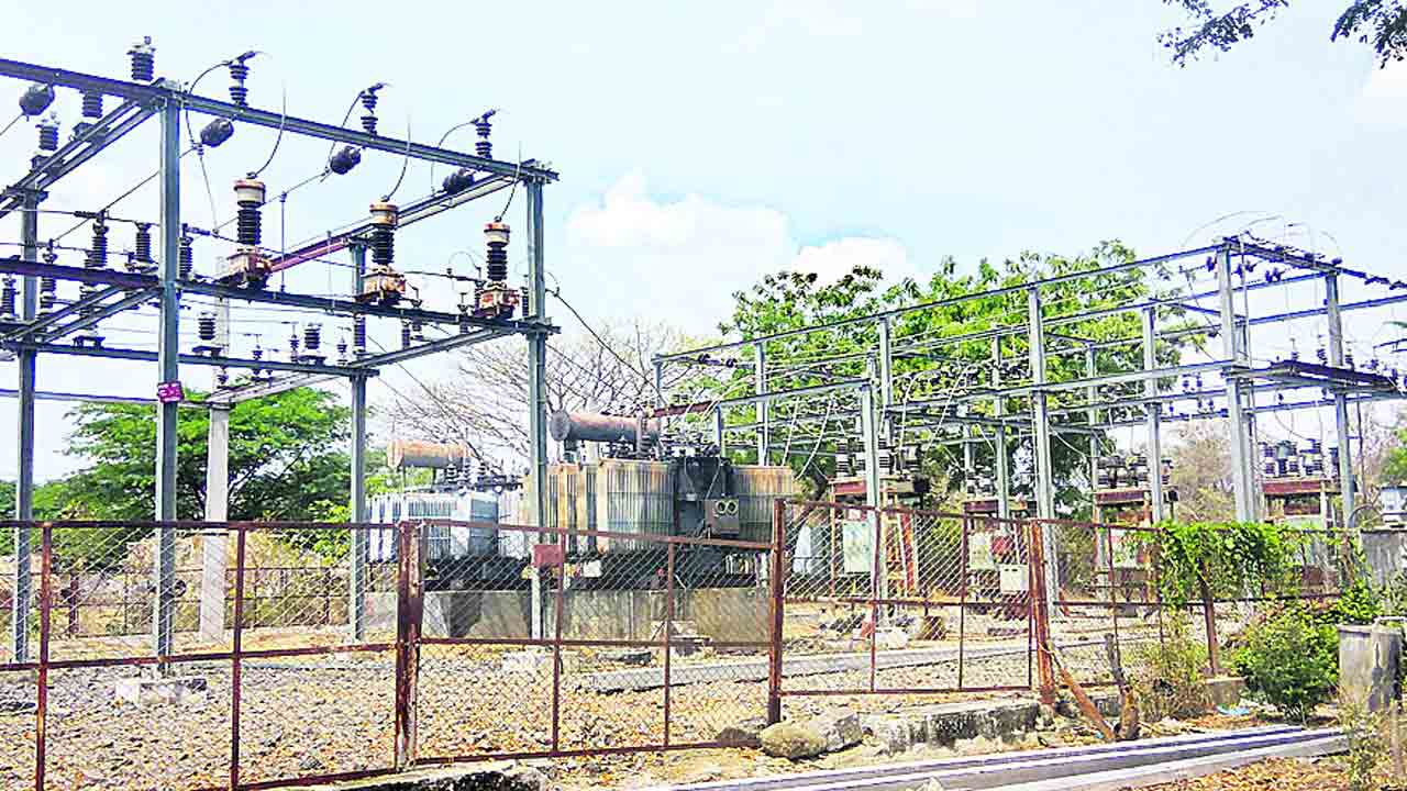 అంధకారం నుంచి కాంతి రేఖలు