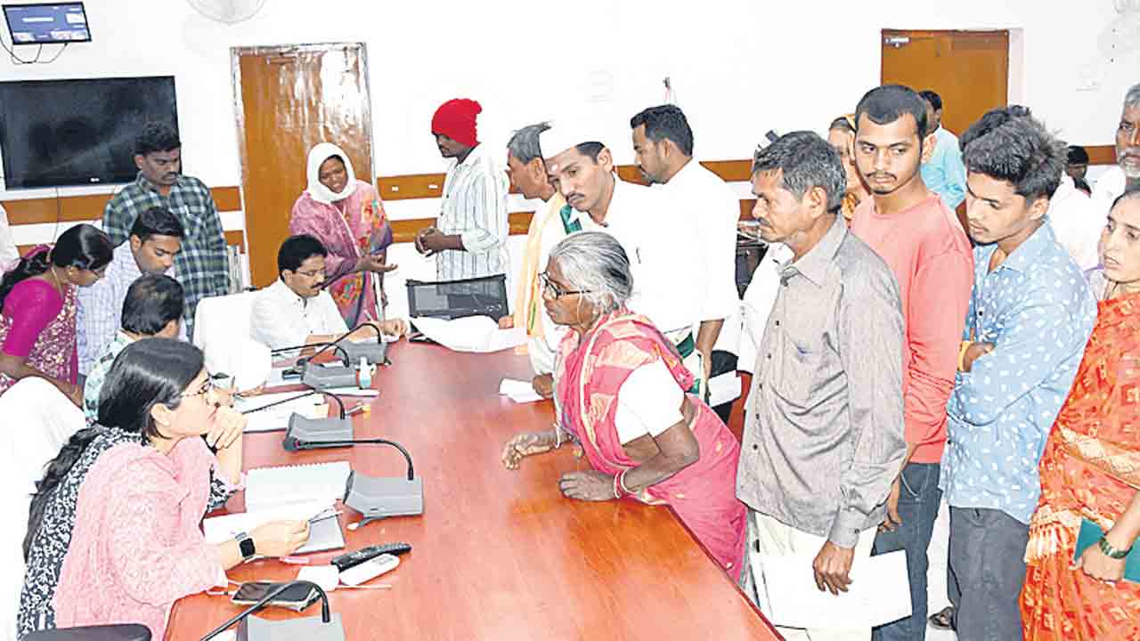 అర్జీలకు పరిష్కారం చూపాలి