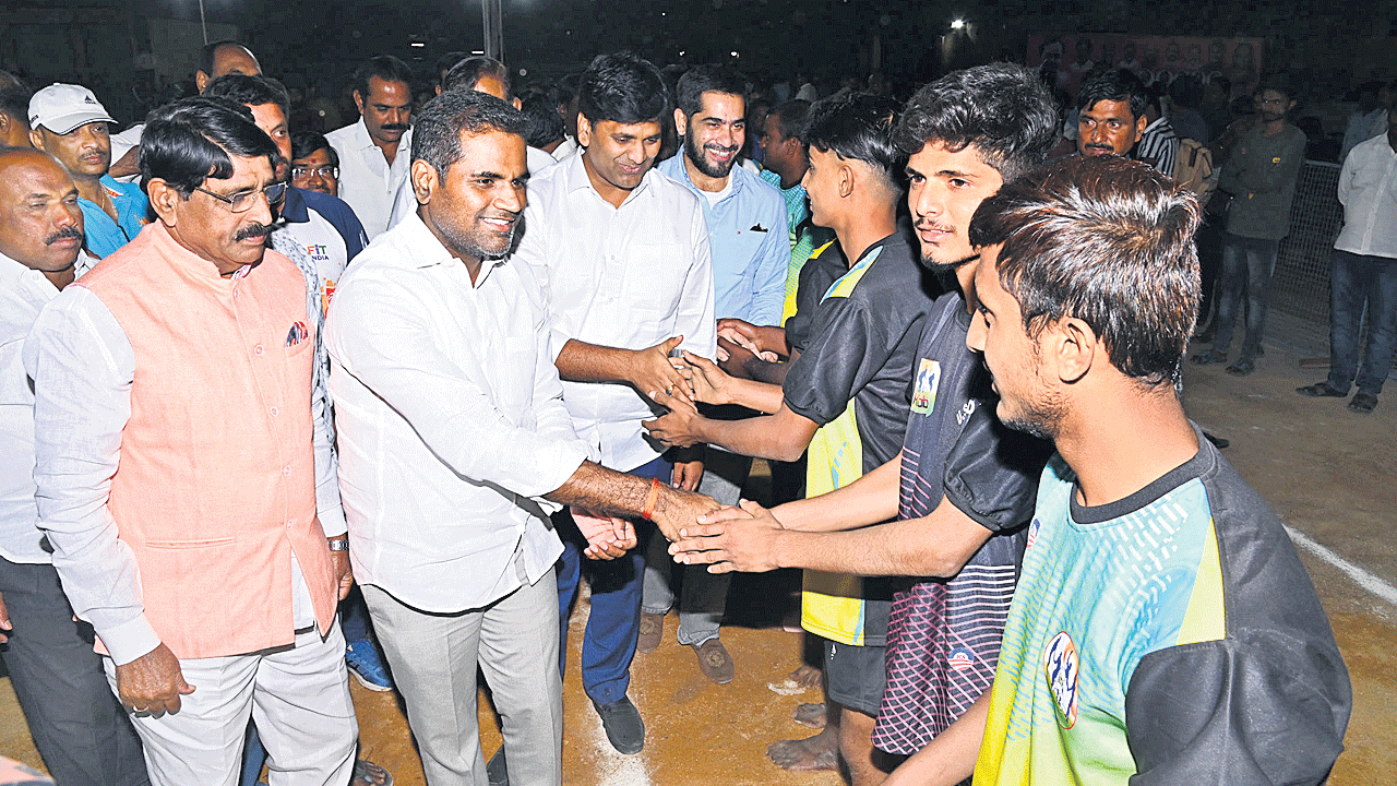 సీఎం కేసీఆర్‌ కబడ్డీ టోర్నీ షురూ