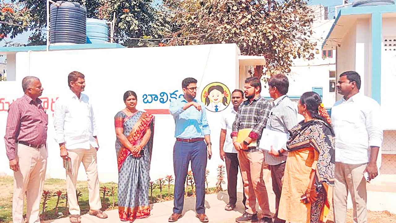 ‘మన ఊరు..మన బడి’ పనులు తనిఖీ