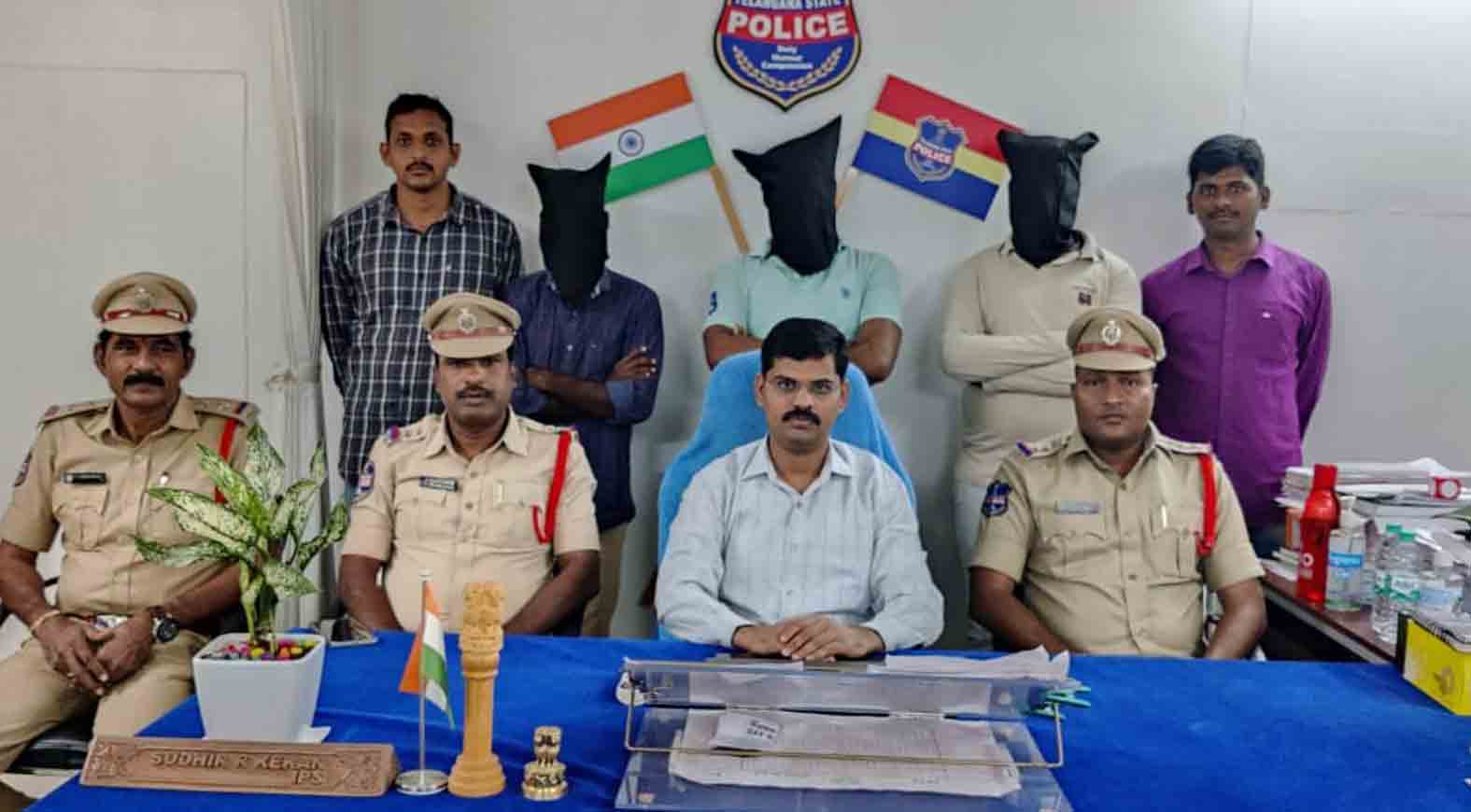 మాజీ మావోయిస్టు, మరో ఇద్దరి అరెస్ట్‌