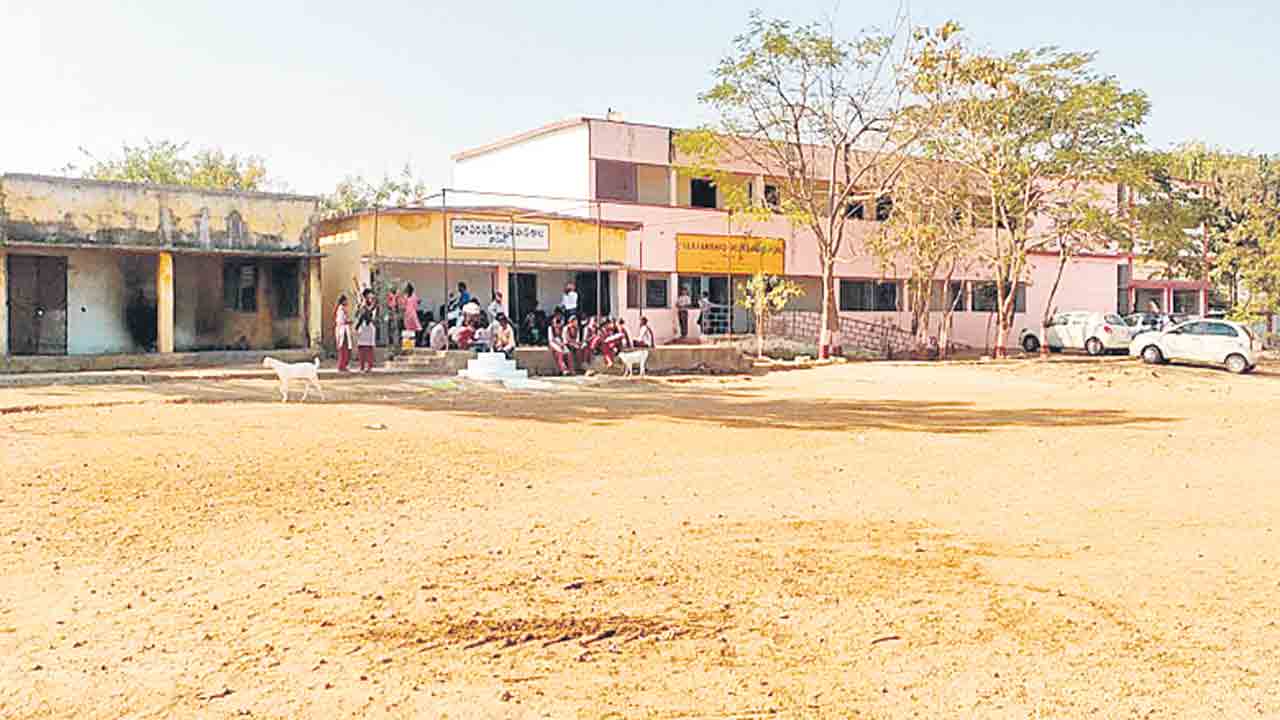 సర్కారు బడుల్లో సౌర వెలుగులు