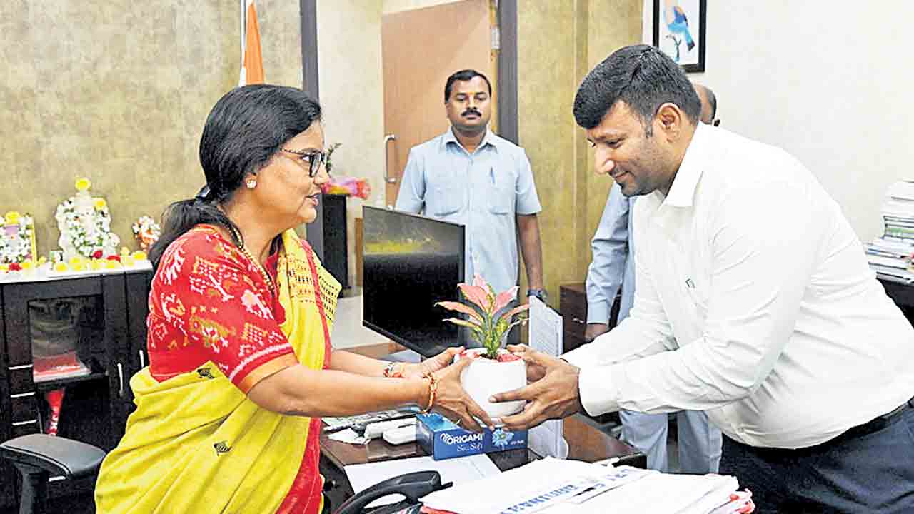 సీఎస్‌కు కలెక్టర్‌ శుభాకాంక్షలు