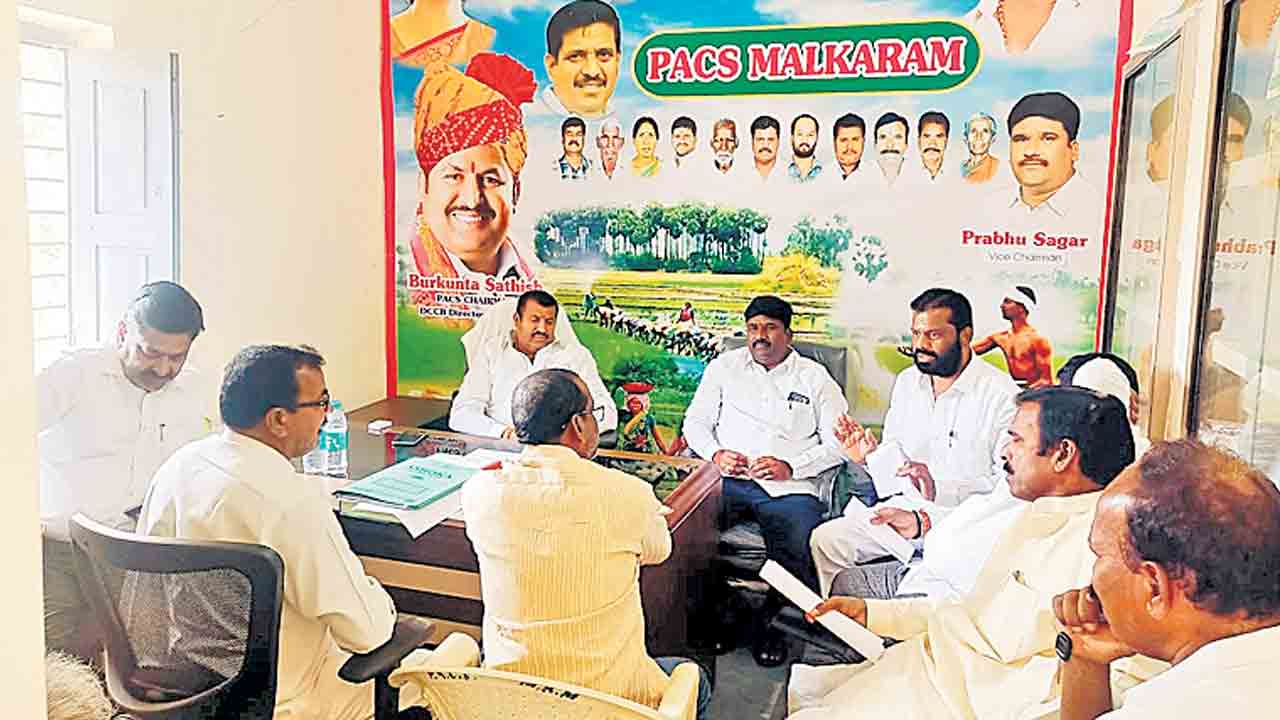 రైతులకు అందుబాటులో రుణాలు