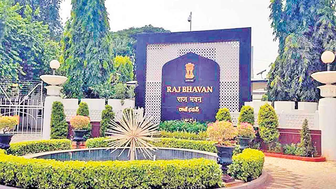 ప్రసంగమా.. పక్షపాతమా!.. రాజకీయ నేతలా గవర్నర్‌ తీరు