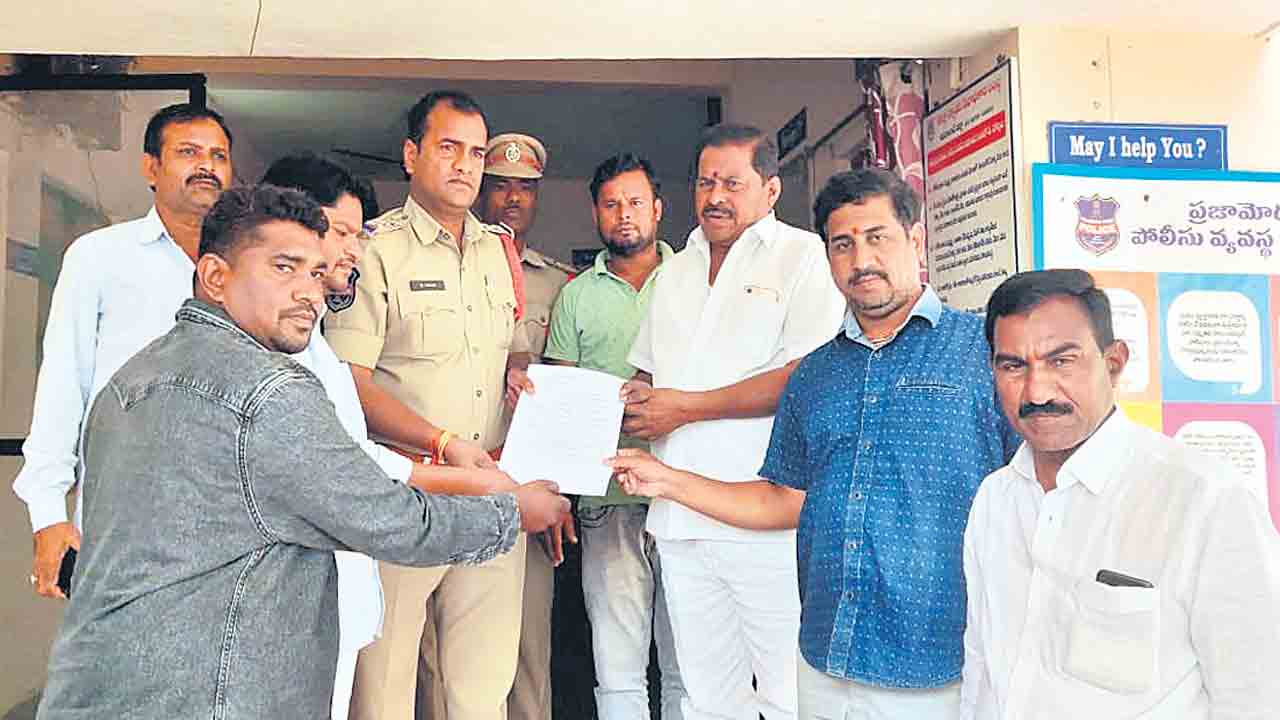 హోంమంత్రిపై బీజేపీ నేత అనుచిత వ్యాఖ్యలు