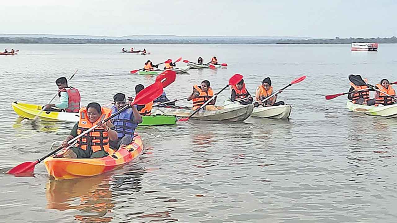 ఉత్సాహంగా.. ఉల్లాసంగా బోటింగ్‌