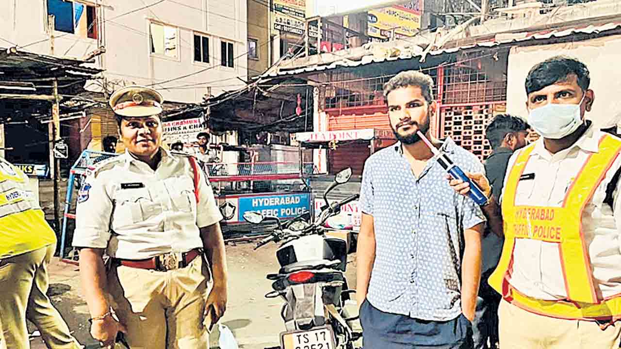 డ్రంక్‌ అండ్‌ డ్రైవ్‌ తనిఖీల్లో కేసులు నమోదు