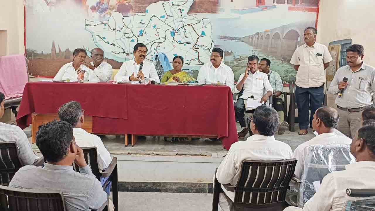 అధికారులు తీరు మార్చుకోవాలి