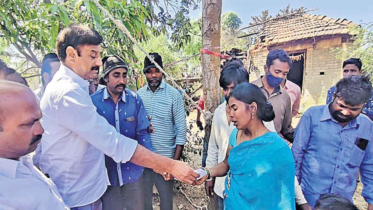 అర్ధరాత్రి విషాదం సిలిండర్‌ పేలి ఇద్దరు సజీవ దహనం