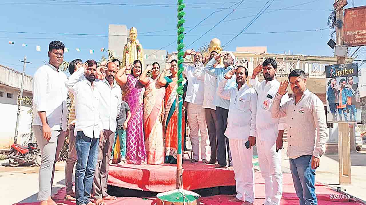 వాడవాడలా మువ్వన్నెల మురిపెం