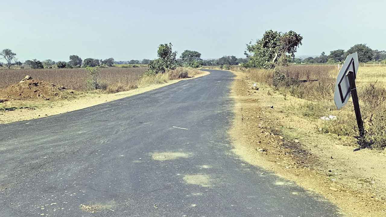 ఎమ్మెల్యే సహకారంతో రూ.80లక్షలతో బీటీ రోడ్డు నిర్మాణం