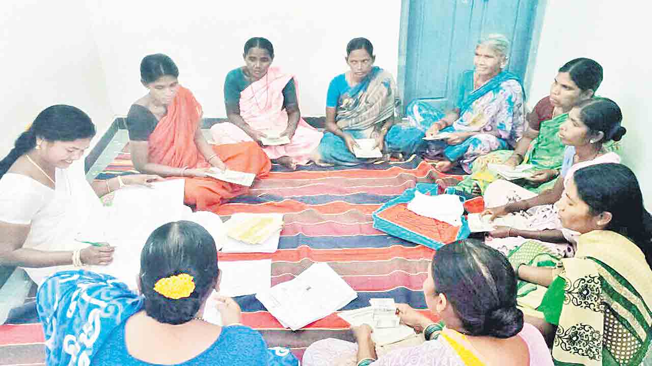 మహిళా సంఘాలకు ఆర్థిక భరోసా