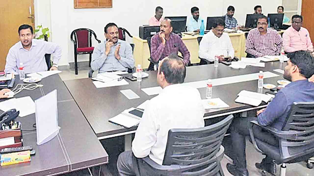 అభివృద్ధికి నిధులు ఇవ్వాలి