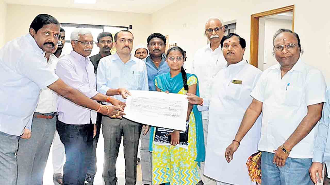 హార్టికల్చర్‌ విద్యార్థినికి ఆర్థిక సాయం