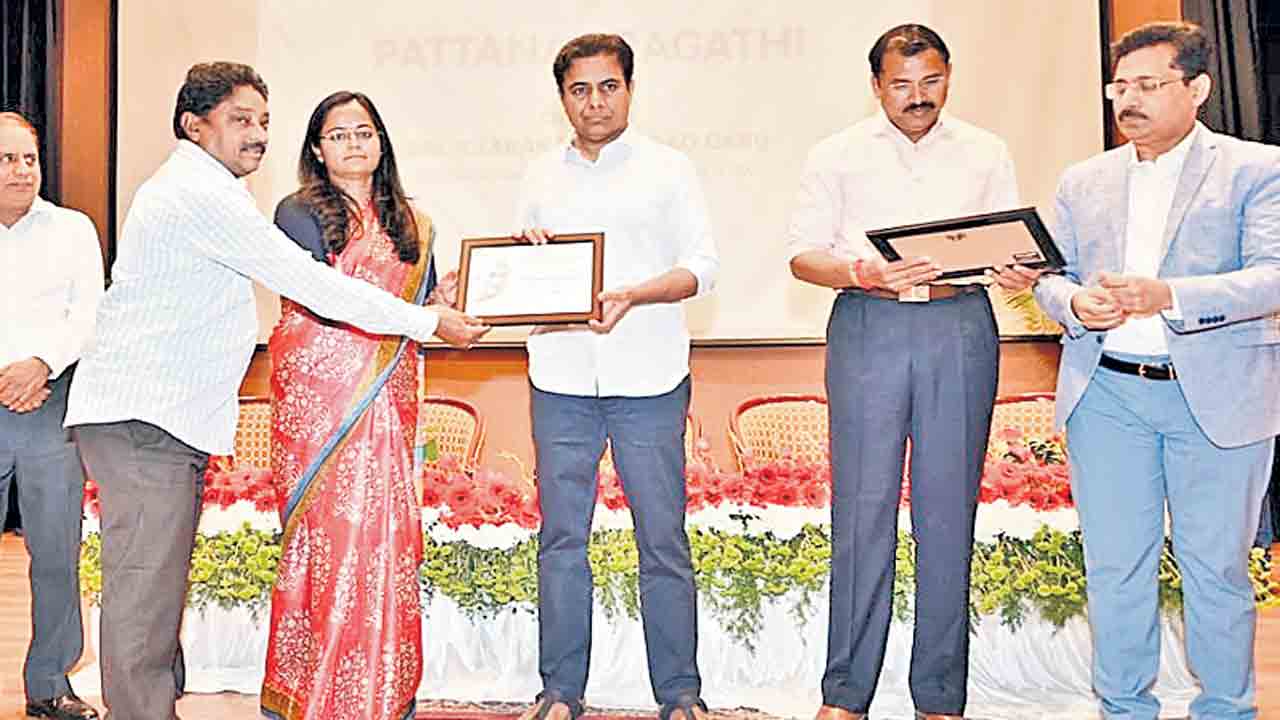 బొల్లారం, తూప్రాన్‌ మున్సిపాలిటీలకు అవార్డులు