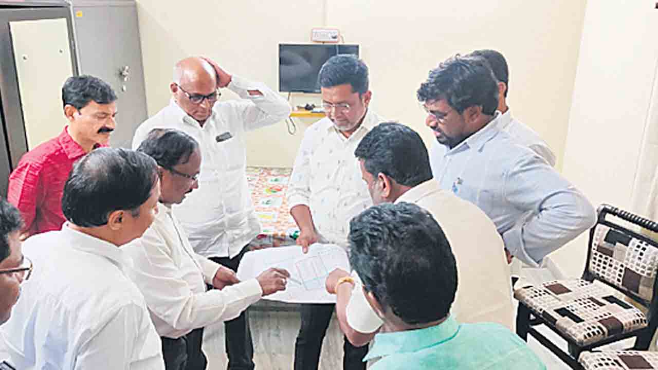 స్థానికులకే అవకాశం కల్పించాలి