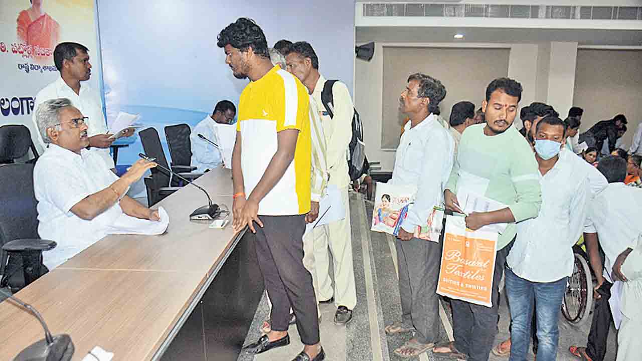 ఫిర్యాదులు పరిష్కరిస్తాం