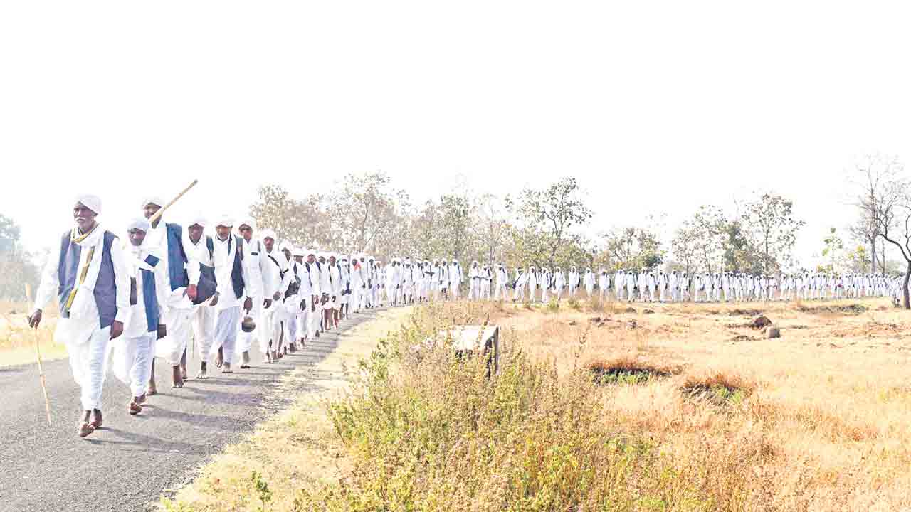 నర్సాపూర్‌కు మెస్రం వంశీయులు