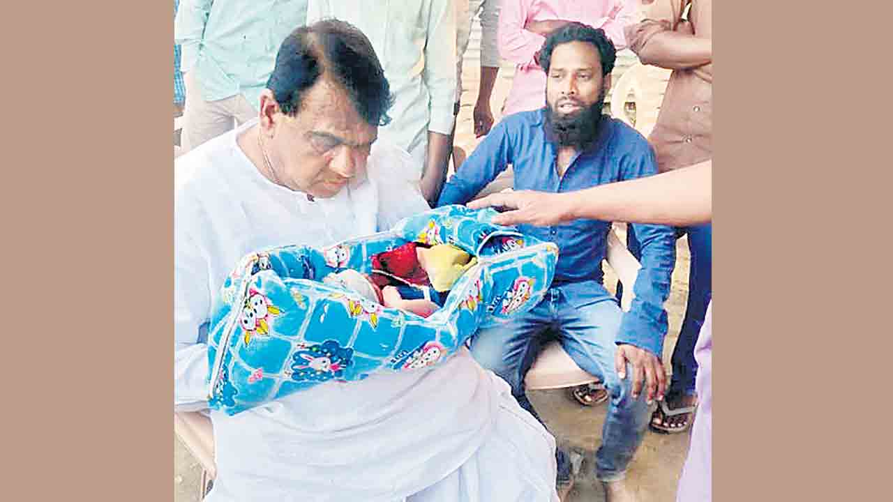 తల్లిని కోల్పోయిన చిన్నారులు