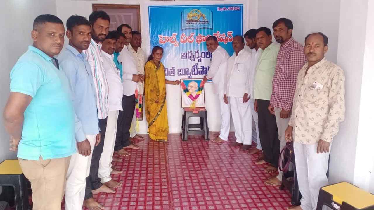 గాంధీజీ బాటలో నడవాలి