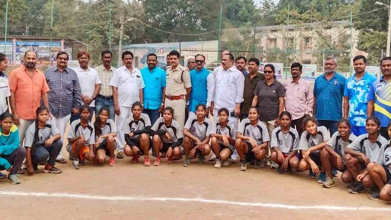 ముగిసిన హ్యాండ్ బాల్ పోటీలు