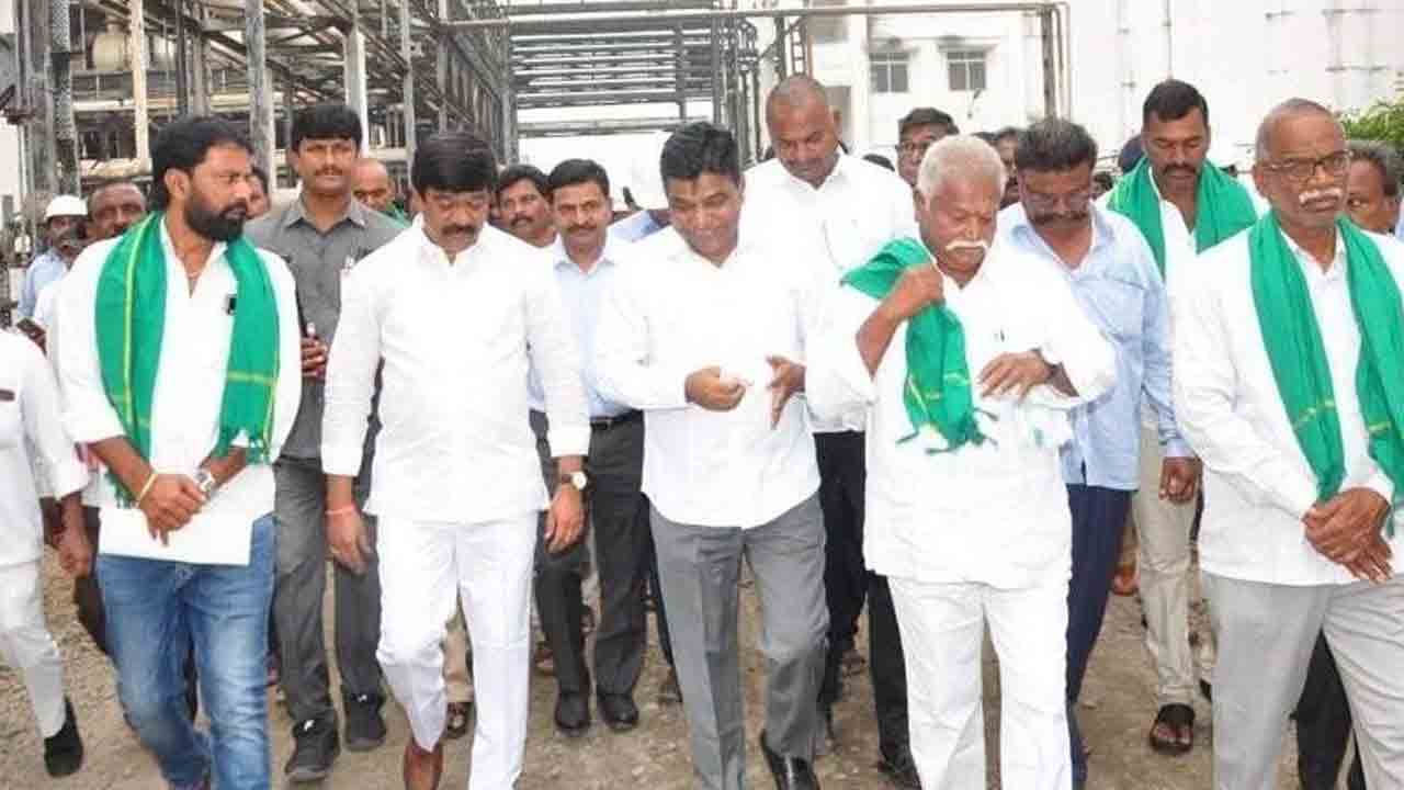 షుగర్‌ ఫ్యాక్టరీని సందర్శించిన ఎంపీ, మంత్రి