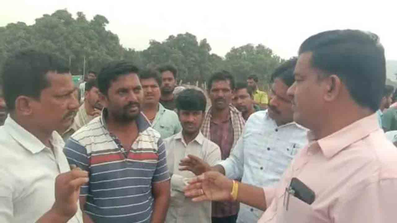 ప్రభుత్వ స్థలం ఆక్రమణను అడ్డుకున్న తహసీల్దార్‌