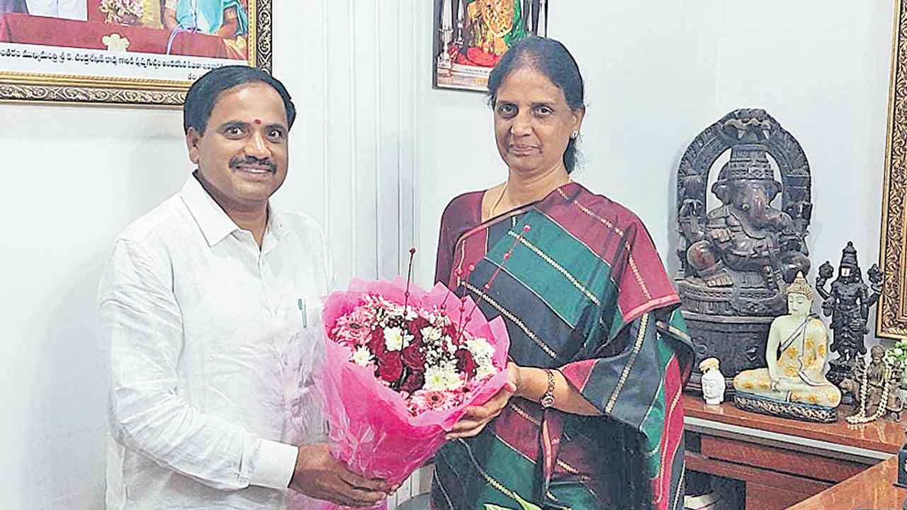 శుభాకాంక్షలు తెలిపి.. నోట్‌ పుస్తకాలు అందజేసి