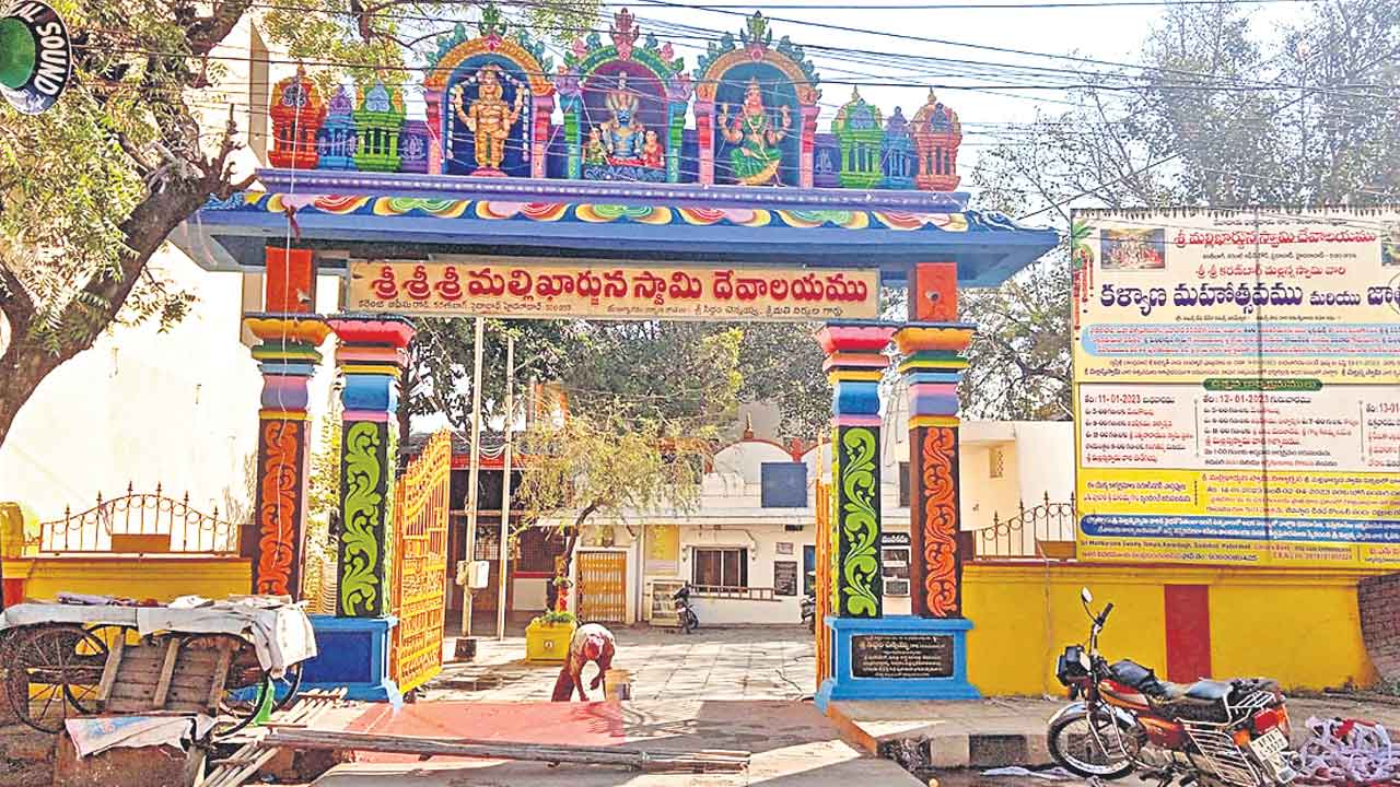 కల్యాణ మహోత్సవానికి ఆలయం ముస్తాబు