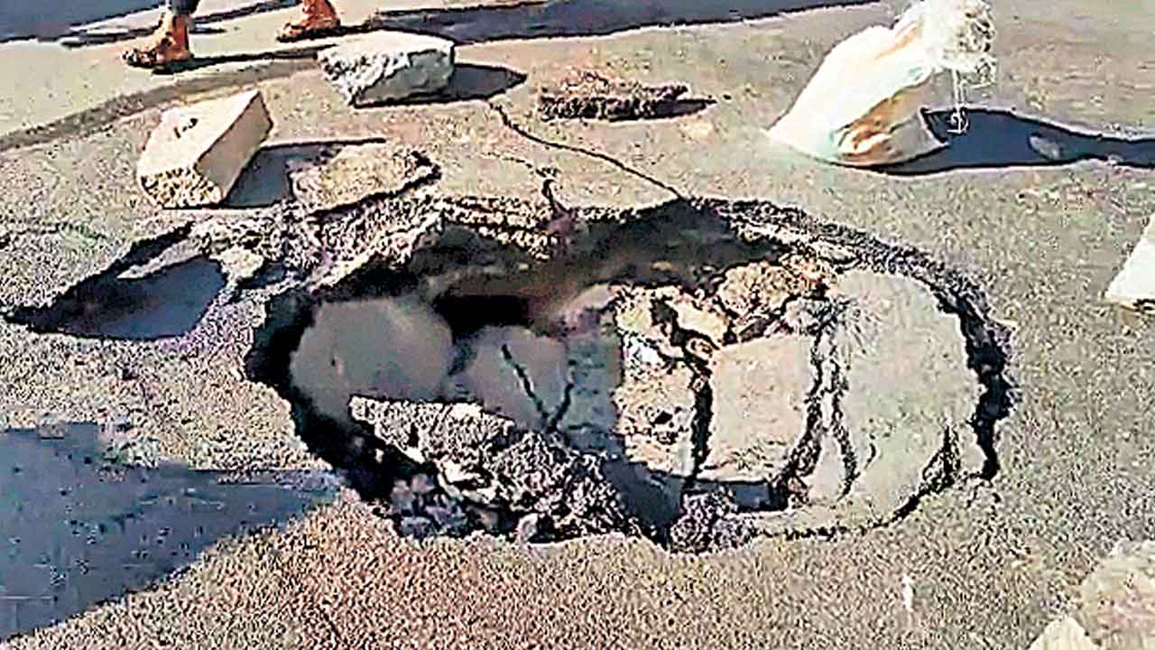 బెంగళూరులో మళ్లీ కుంగిన రోడ్డు