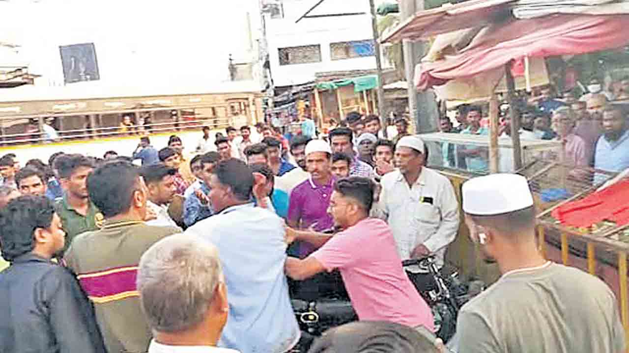 ఘర్షణలో ఇరువురికి కత్తెర పోట్లు