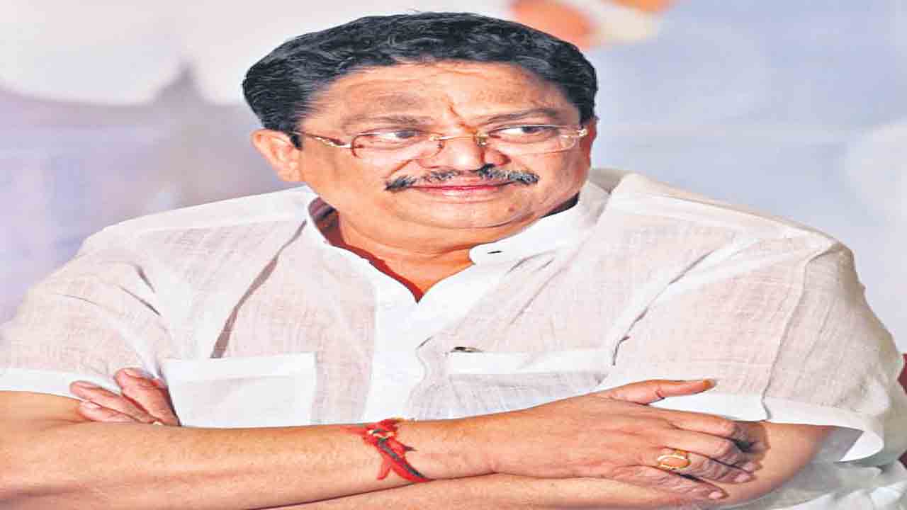 నిర్మాతల బాగు కోసం కృషిచేశాడు