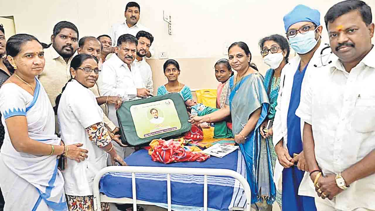 చిన్నారులకు టీకాలు వేయించాలి