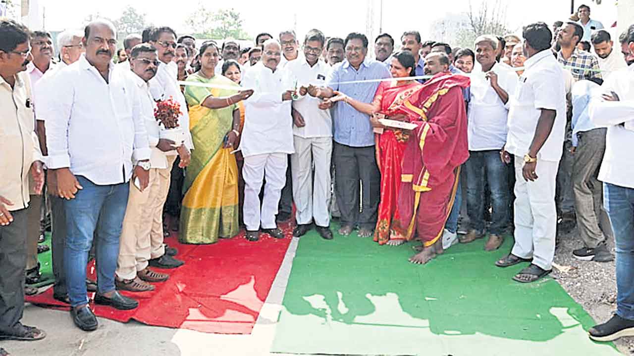 అసంపూర్తి పనులను వెంటనే పూర్తి చేయాలి