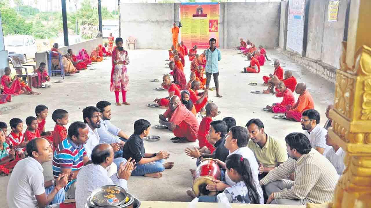 అభాగ్యులకు అండగా..