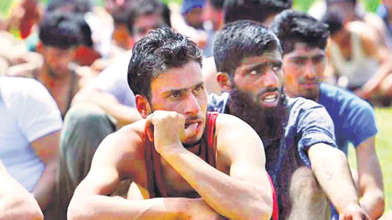 కశ్మీర్‌లో ఉద్యోగాల భర్తీ కలేనా.. యువతకు శాపంగా మారిన అవినీతి