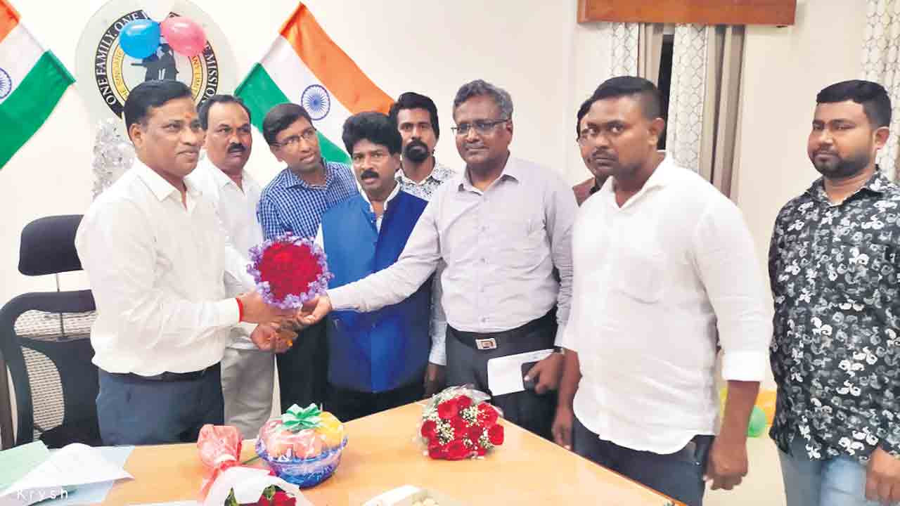 సింగరేణి డైరెక్టర్‌ను కలిసిన ఉద్యోగ సంఘాలు