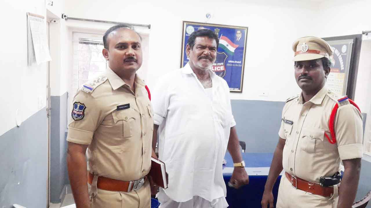 సర్కార్‌ భూమిపై కన్ను