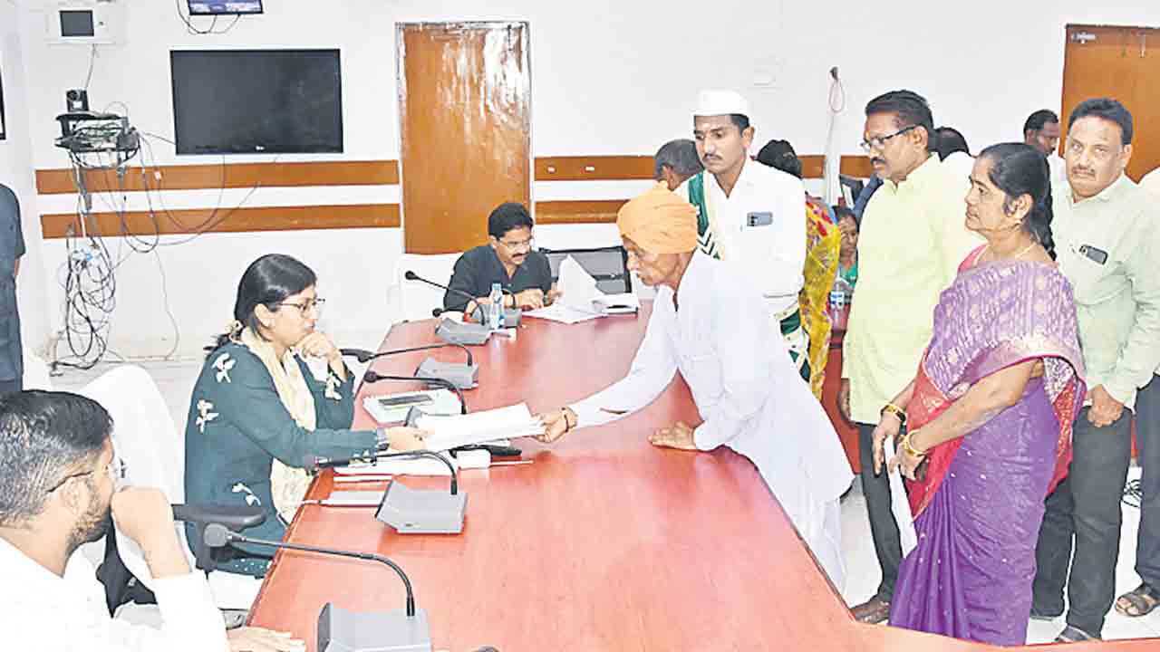 ప్రజావాణి అర్జీలకు పరిష్కారం చూపాలి