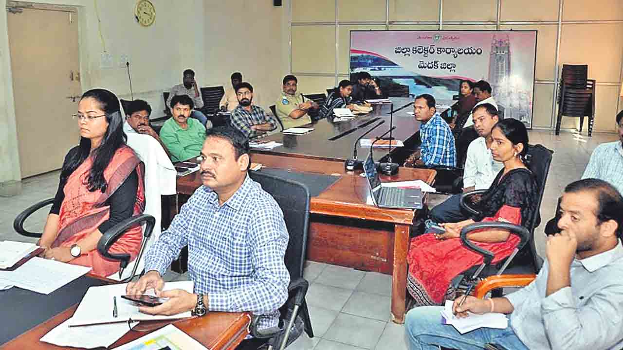 పోడు పట్టాలు పంపిణీకి సిద్దం కావాలి