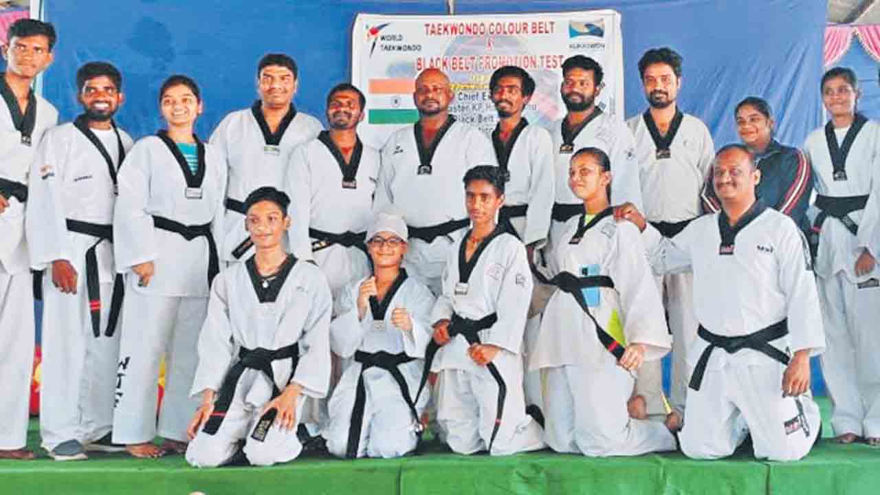 ఉచిత శిక్షణిస్తూ.. స్ఫూర్తిగా నిలుస్తూ