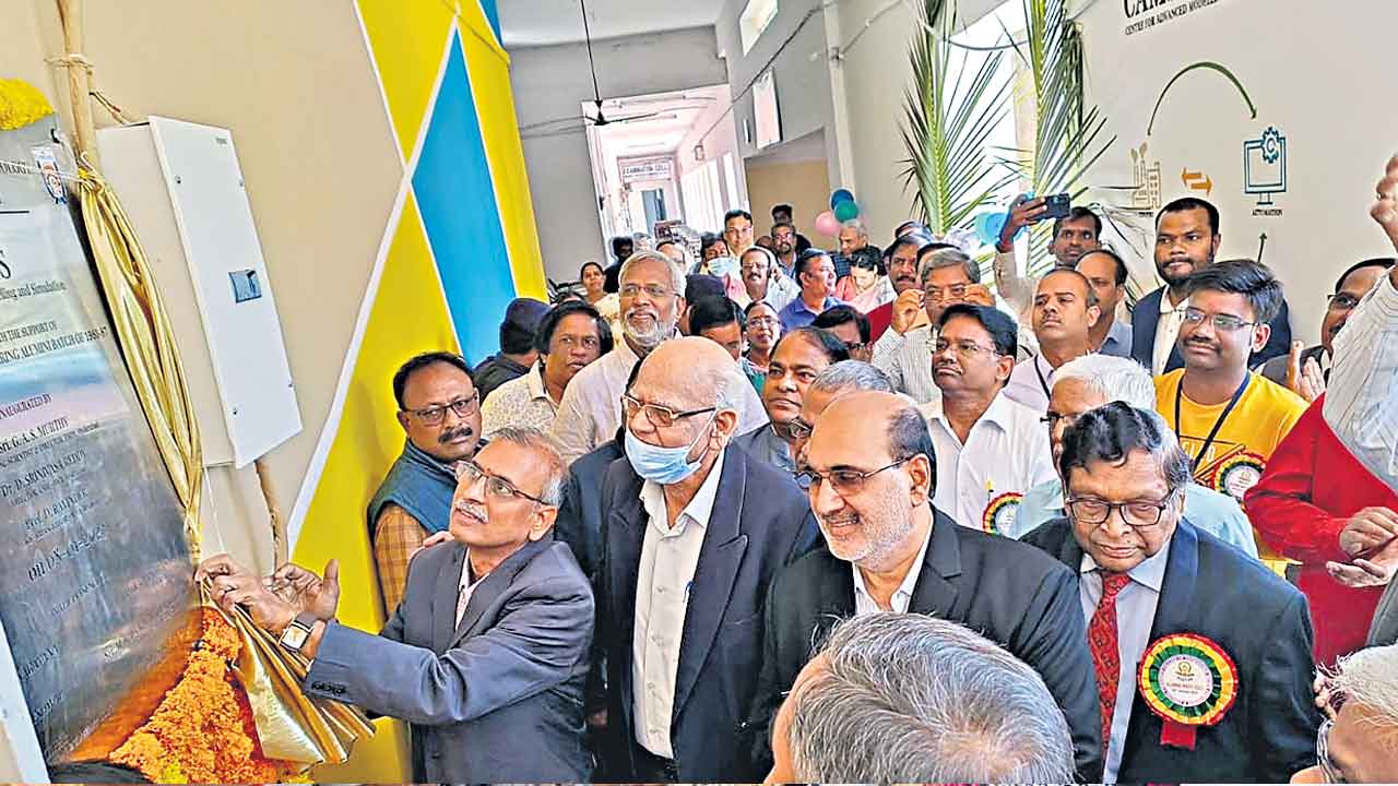 ఘనంగా పూర్వ విద్యార్థుల సమ్మేళనం