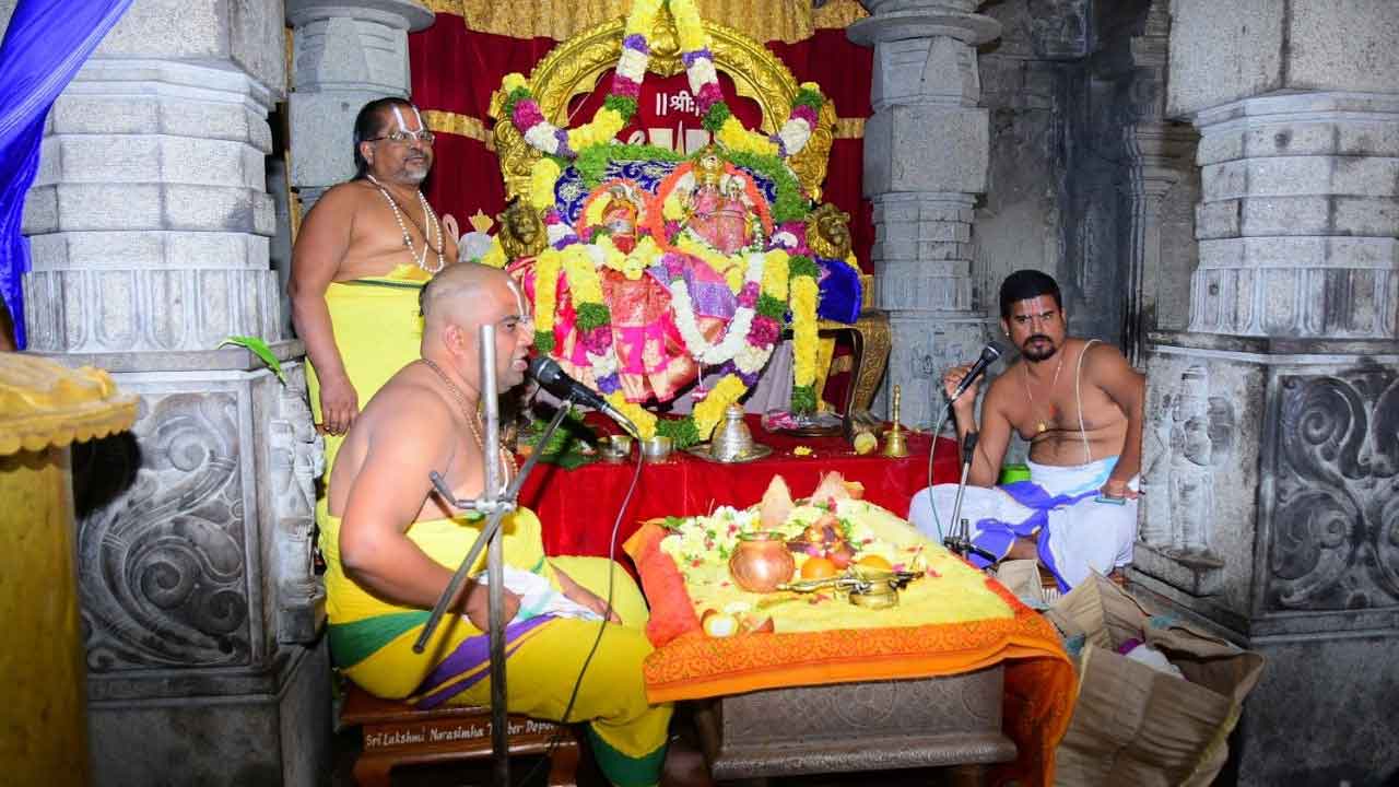 గుట్టలో వైభవంగా నిత్యోత్సవాలు